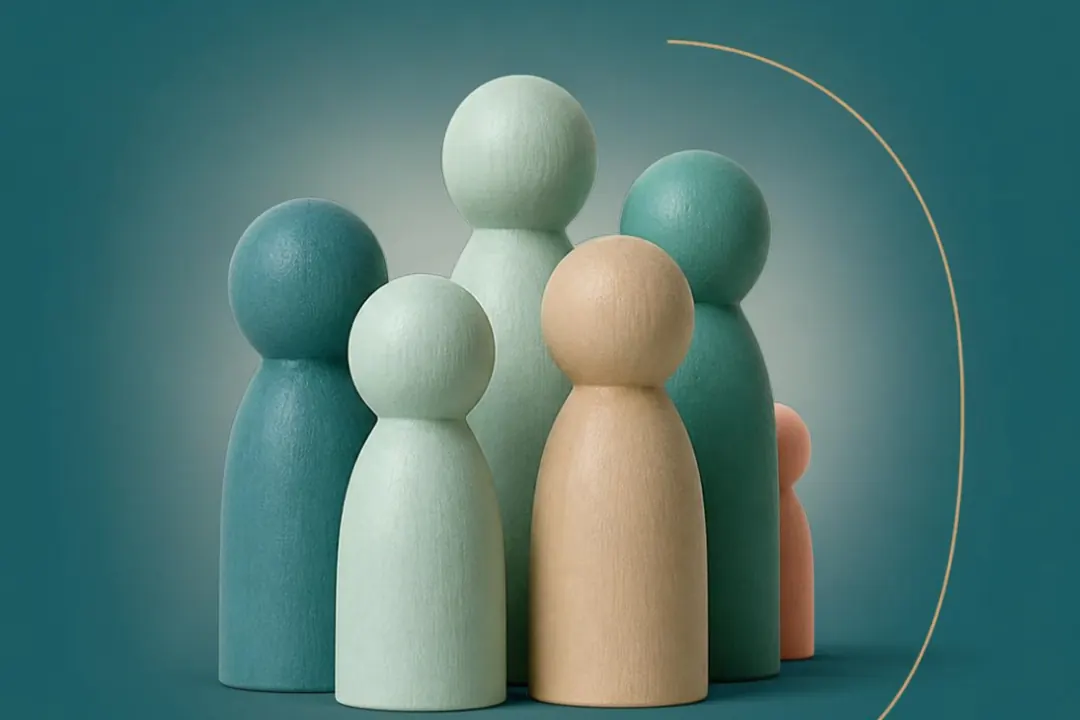 Figuras de madera en penumbra, como las partes heridas que deja el trauma complejo