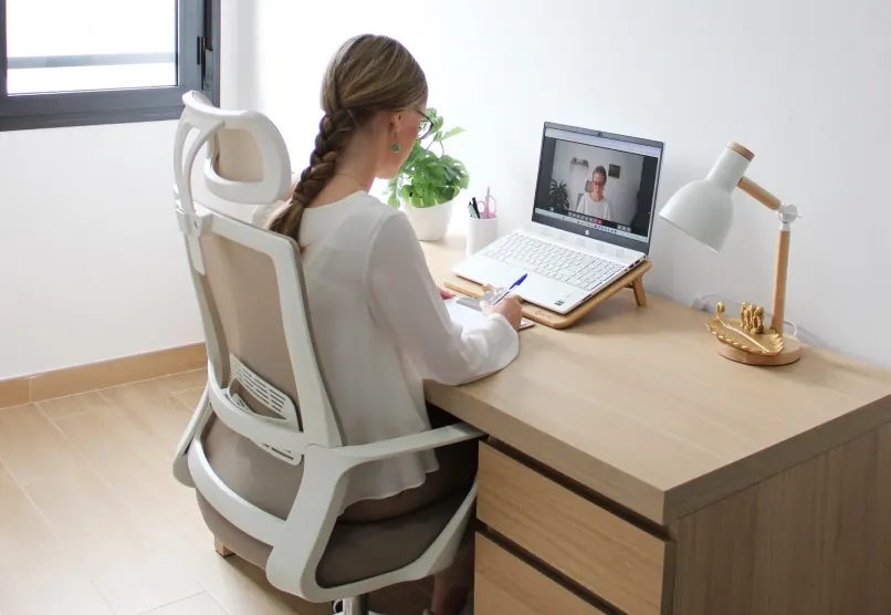 Sesión de terapia online desde casa, frente al ordenador