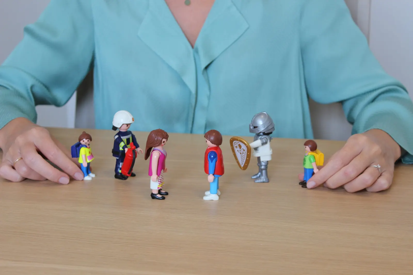 Figuras de Playmobil sobre la mesa, un recurso para entender las discusiones de pareja en terapia